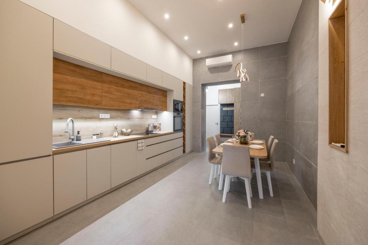 Luxurious & Spacious Central Residence With Balcony Budapest Exteriör bild